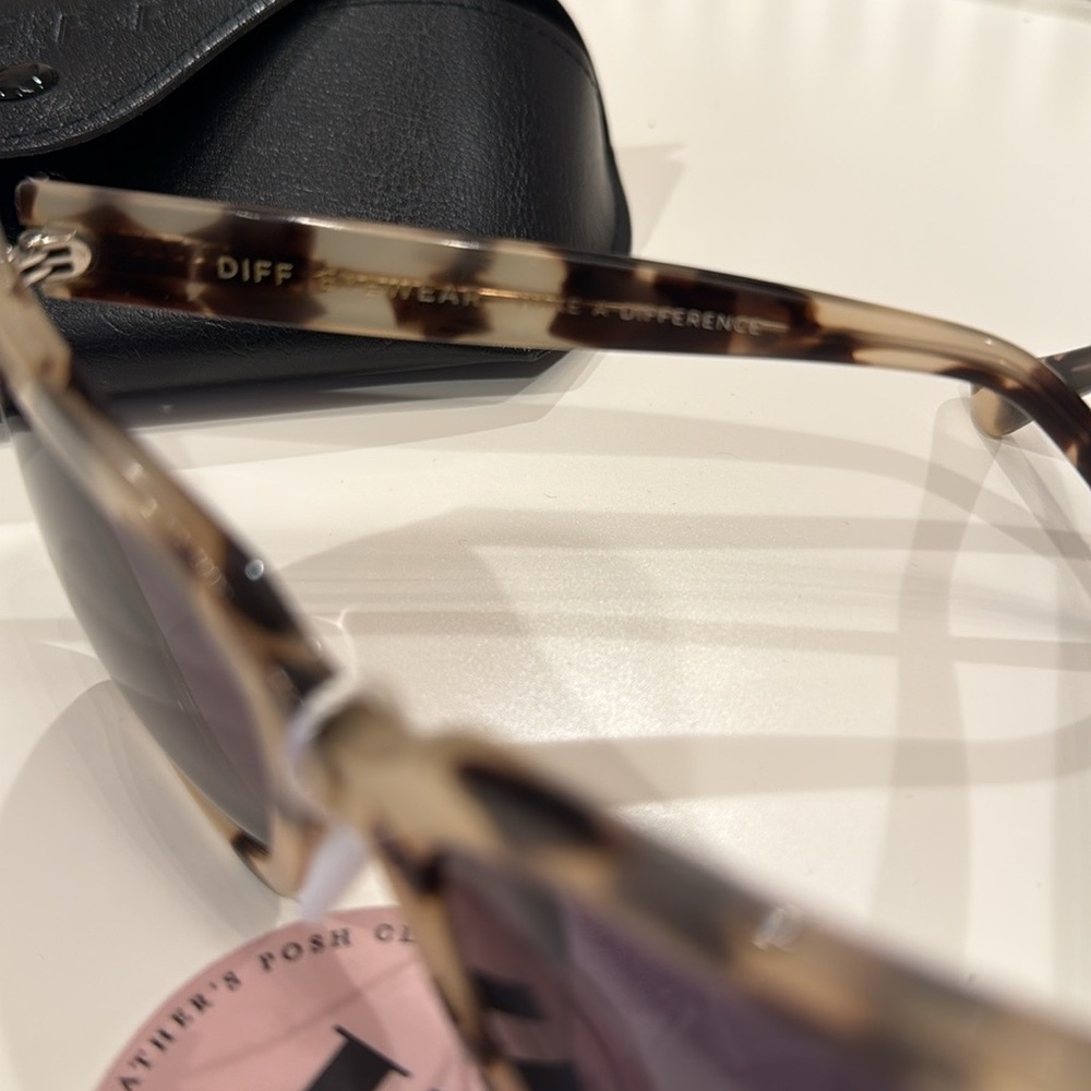 Stylish Tortoise Shell Sunglasses - Picture 2 of 4